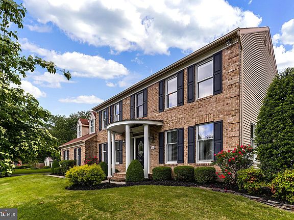 3rd image of 462 Highfield Ct