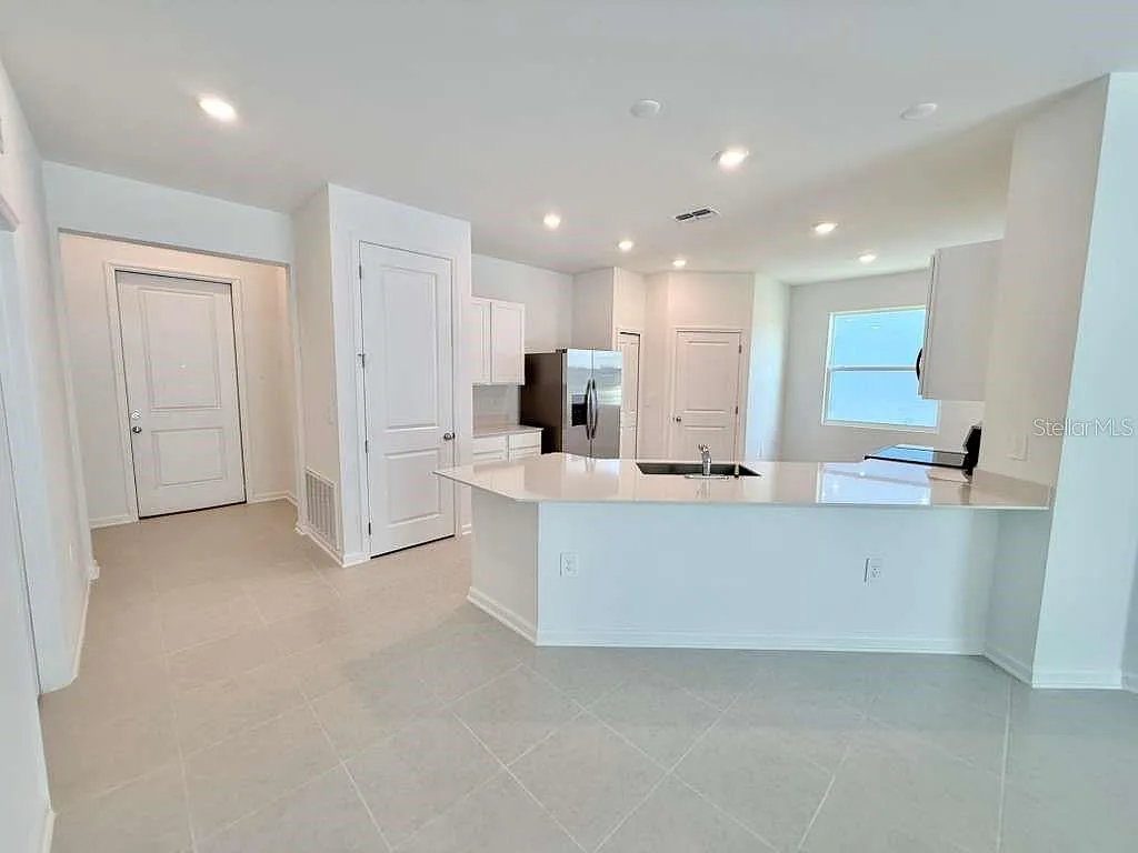 3 bed, 3.0 bath, 2109 sqft, $2,300 — Photo 3
