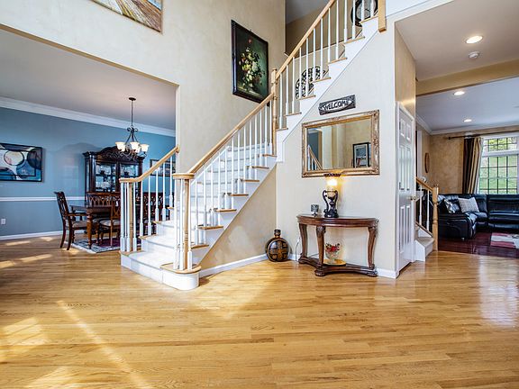 3rd image of 29 Brookview Dr