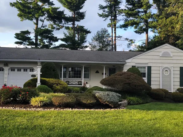 21 Meadow Dr, Hightstown, NJ 08520