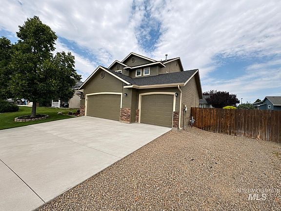 2nd image of 1400 NE Dry Creek Dr