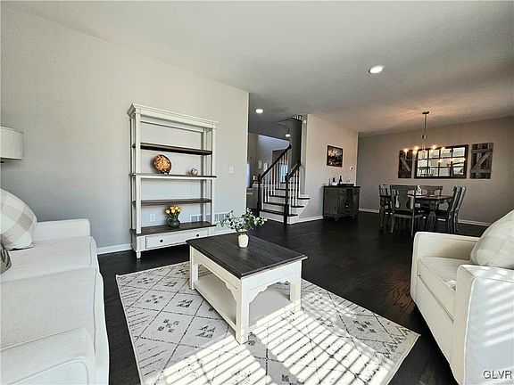 3rd image of 1023 Lillian Ln