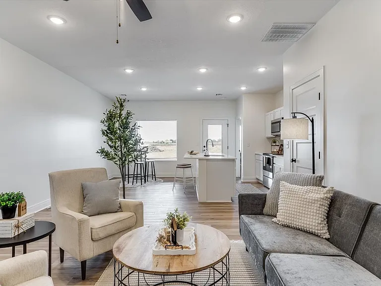 5425 Rolly St #100 — Photo 4