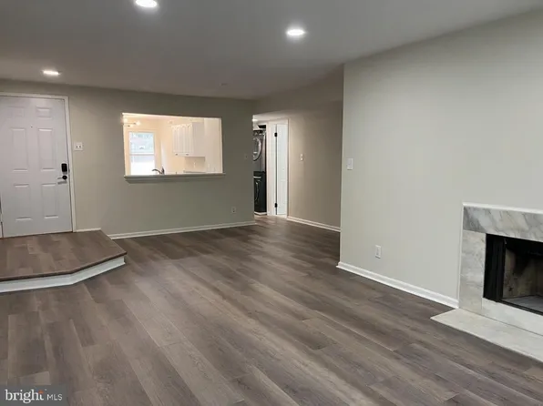 21 Pickering Ct APT 101, Germantown, MD 20874