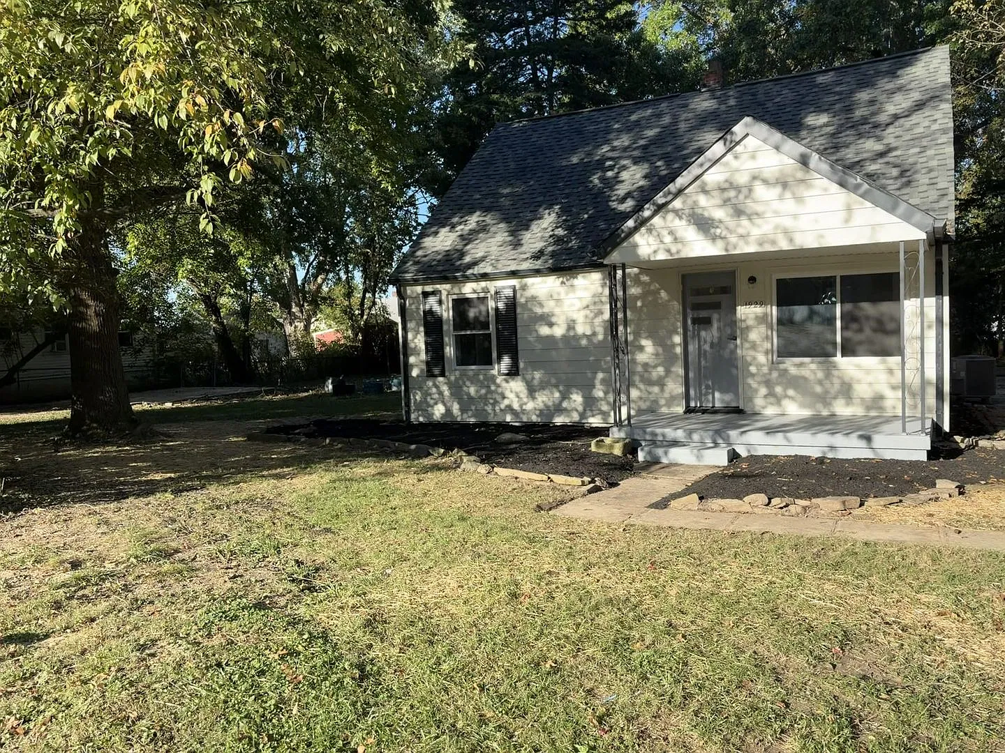 4-Bedroom Hamilton Home with Central Air, Dishwasher & Laundry Hookups — Photo 1