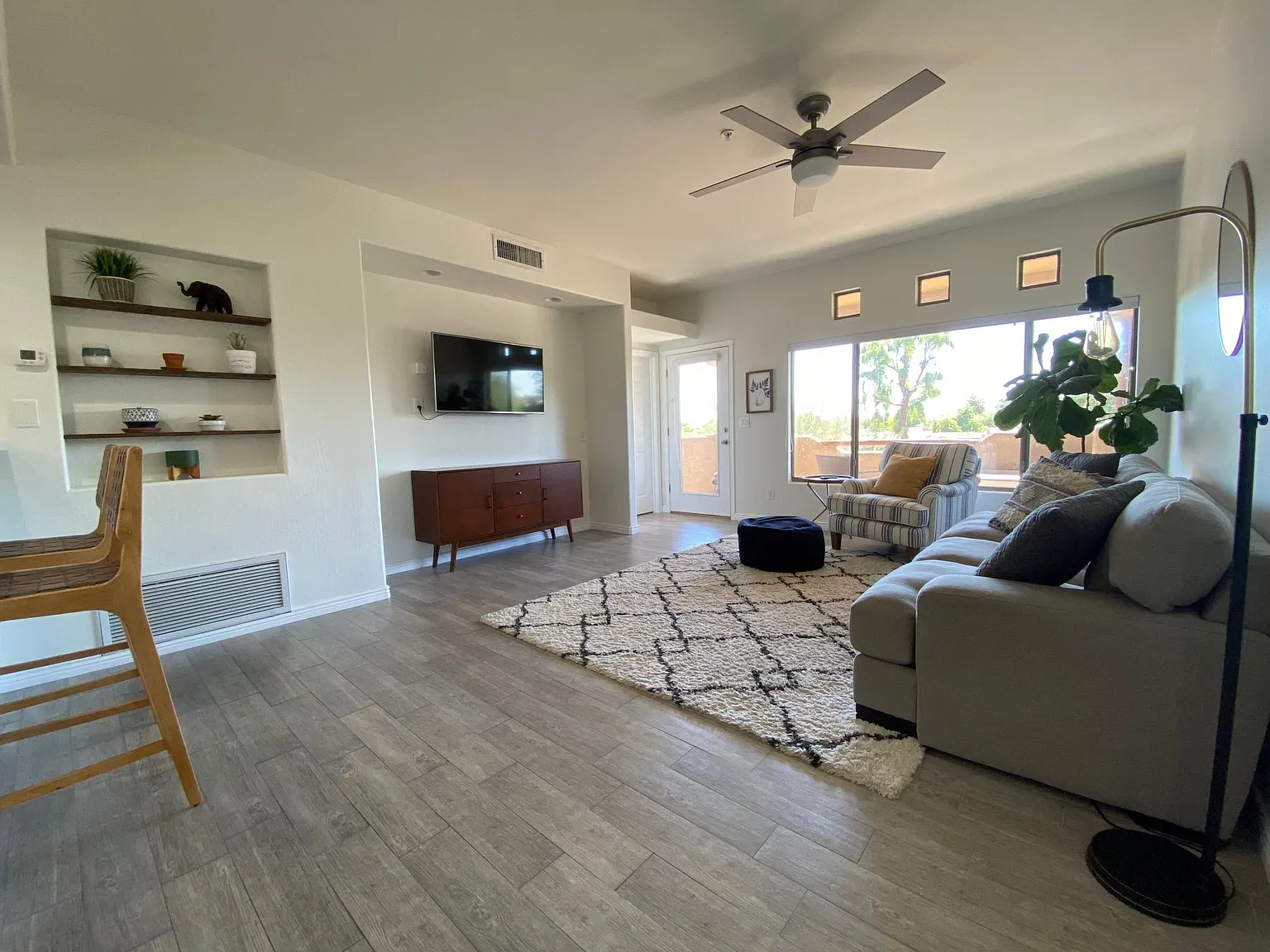2 bed, 1092 sqft, $1,975 — Photo 2