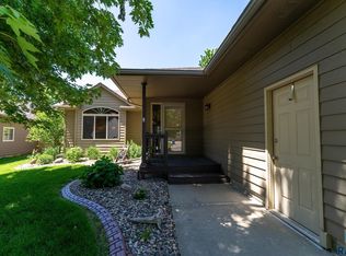 109 N La Salle Cir, Sioux Falls, SD 57110