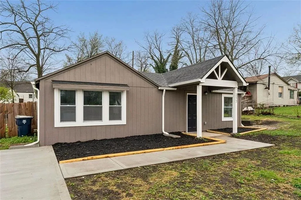 3 bed, 2.0 bath, 1200 sqft, $2,300 — Photo 4