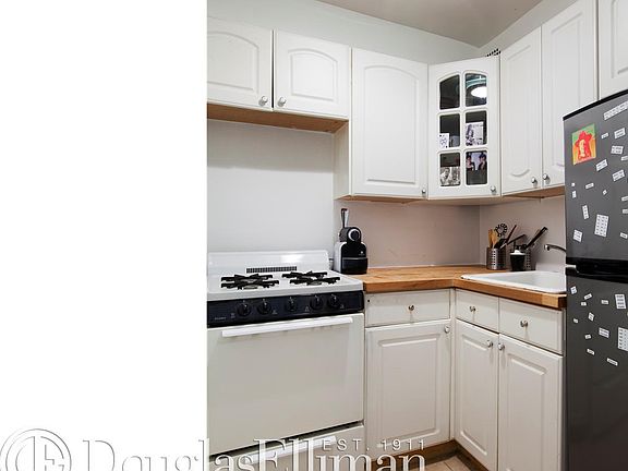 4th image of 180 Thompson St APT 2A