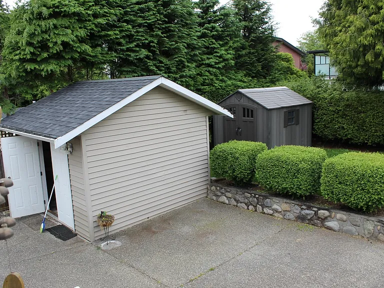 9686 Princess Dr #UPPER — Photo 16
