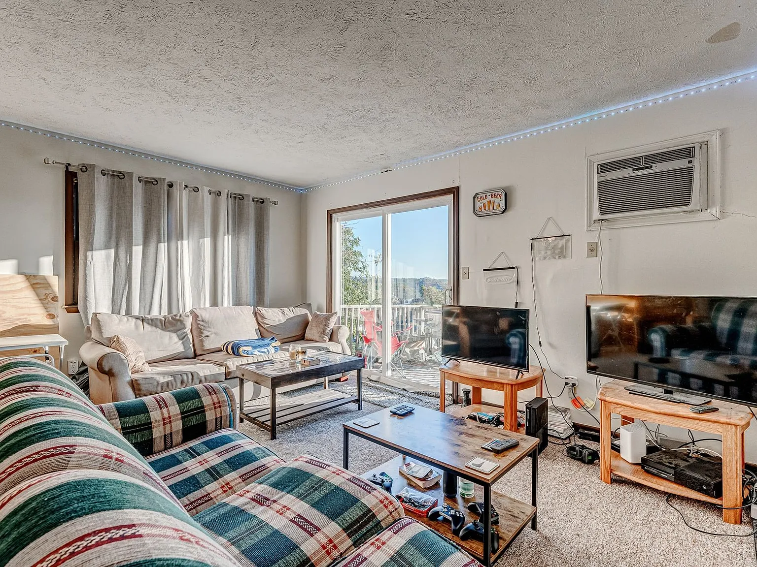 441/443 Overhill Street — Photo 4