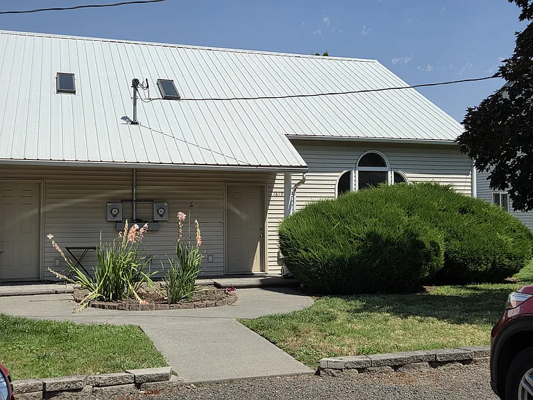 1819 Pleasant St — Photo 1