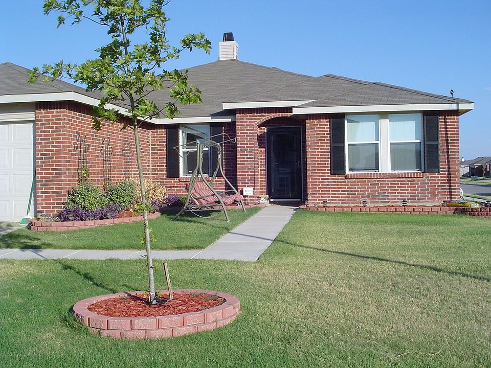 1st image of 300 Daisy Ln