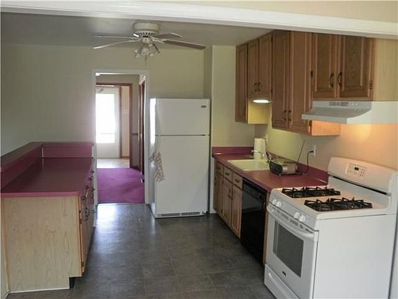 Updated kitchen with appliance opens to FR