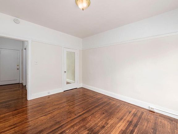 3rd image of 555 Ashbury St