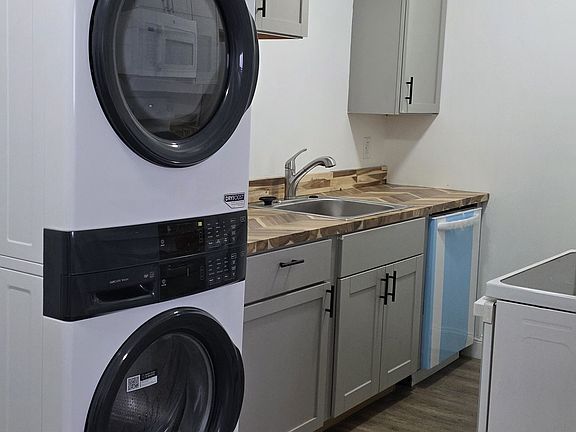 3rd image of 432 E Washington St APT 1
