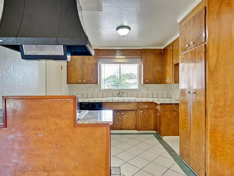 1109 White Cliff Dr — Photo 17