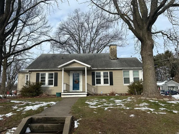 2812 Francis Dr, Godfrey, IL 62035