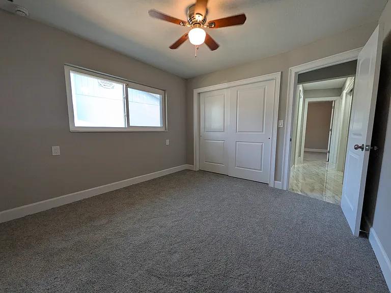 5523 Venetian Blvd NE — Photo 12