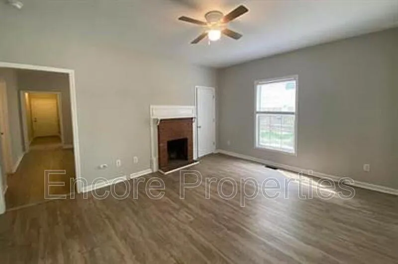 3 bed, 2.0 bath, 1204 sqft, $2,195 — Photo 2