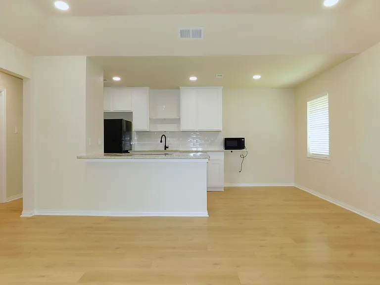 9258 Burbank — Photo 8