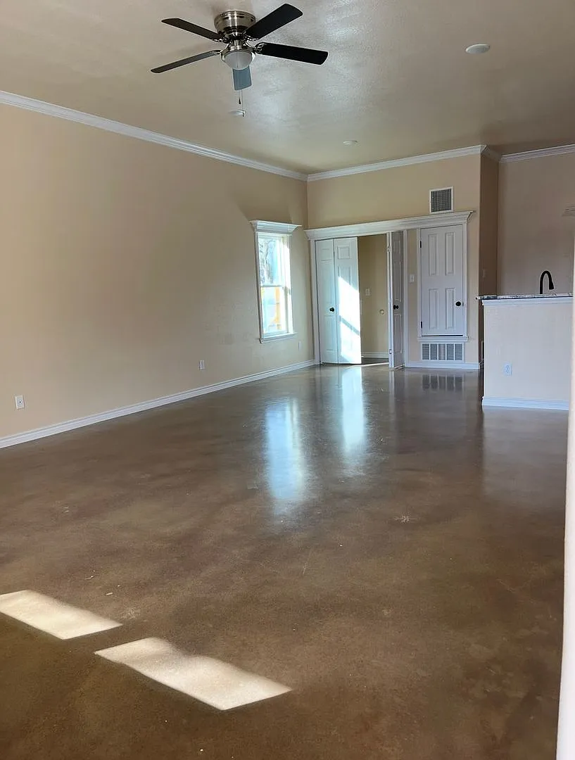 215 W Dunn Ave — Photo 1