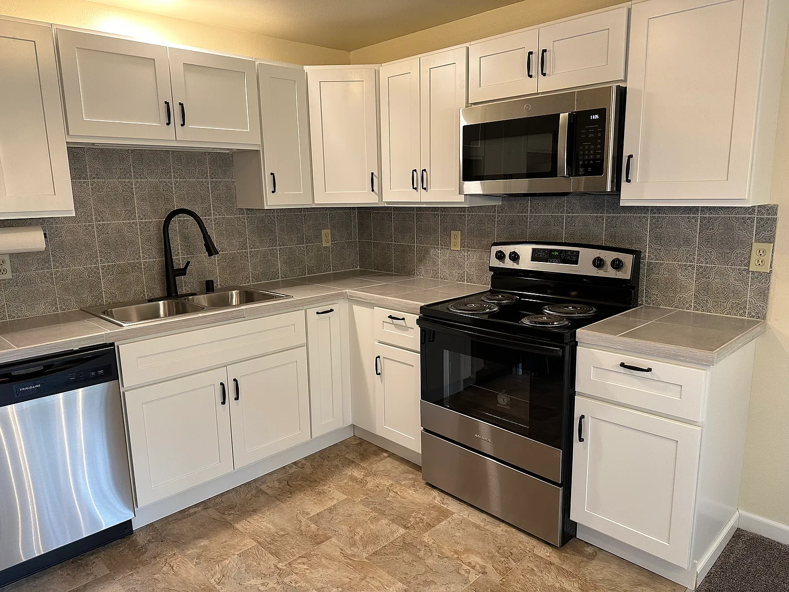 2 bed, 946 sqft, $1,825 — Photo 1