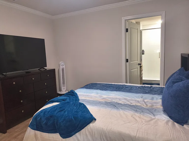 8 Unique Ct #B — Photo 38
