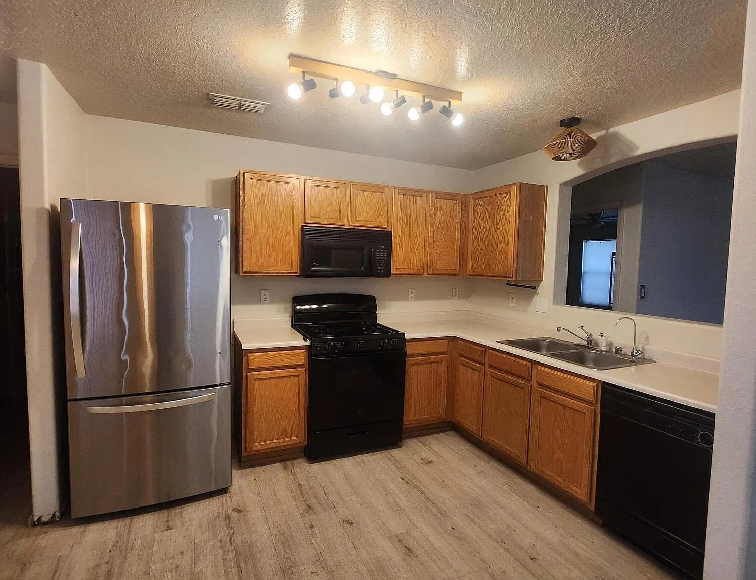 3 bed, 2.0 bath, 1511 sqft, $1,800 — Photo 3
