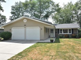 32 Hinkle Ln, Schaumburg, IL 60193