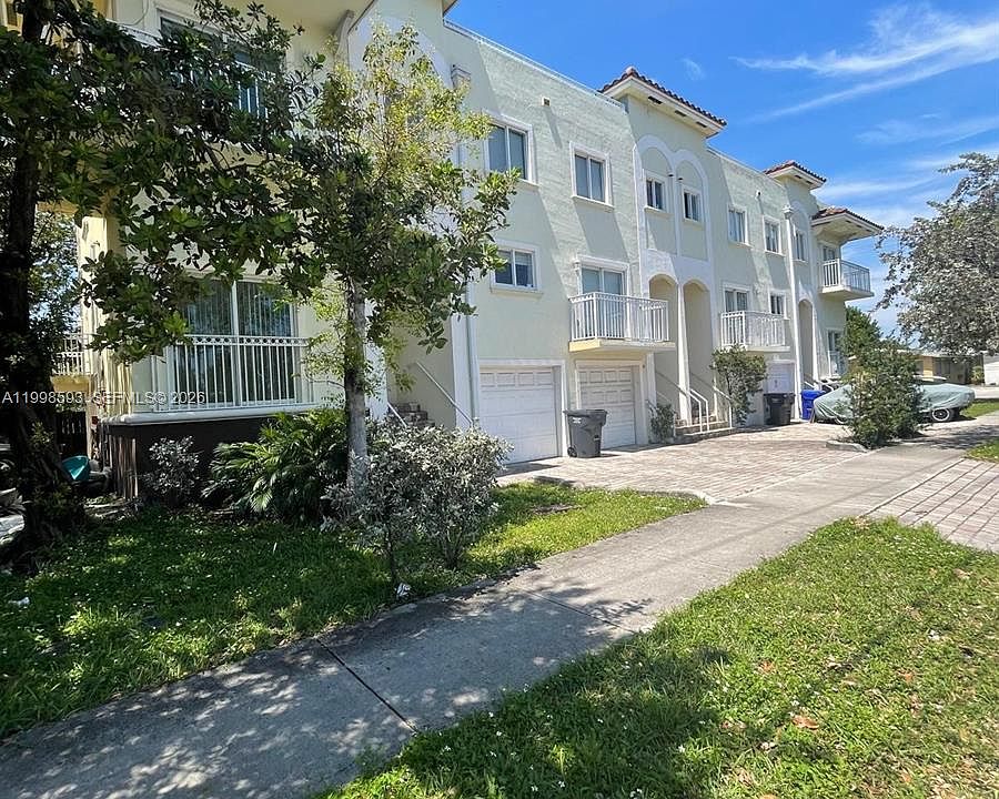 1st image of 826 N 17th Ave