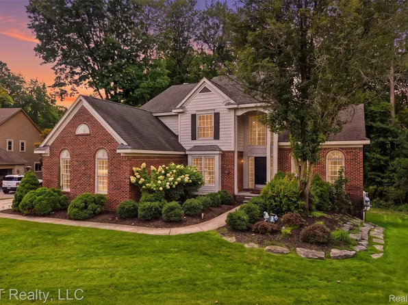 1419 Woodbridge Ln, Wixom, MI 48393