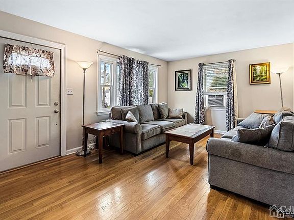 5th image of 122 Carlisle St
