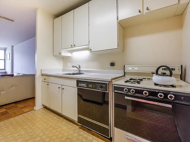 7002 Boulevard East #6H — Photo 10