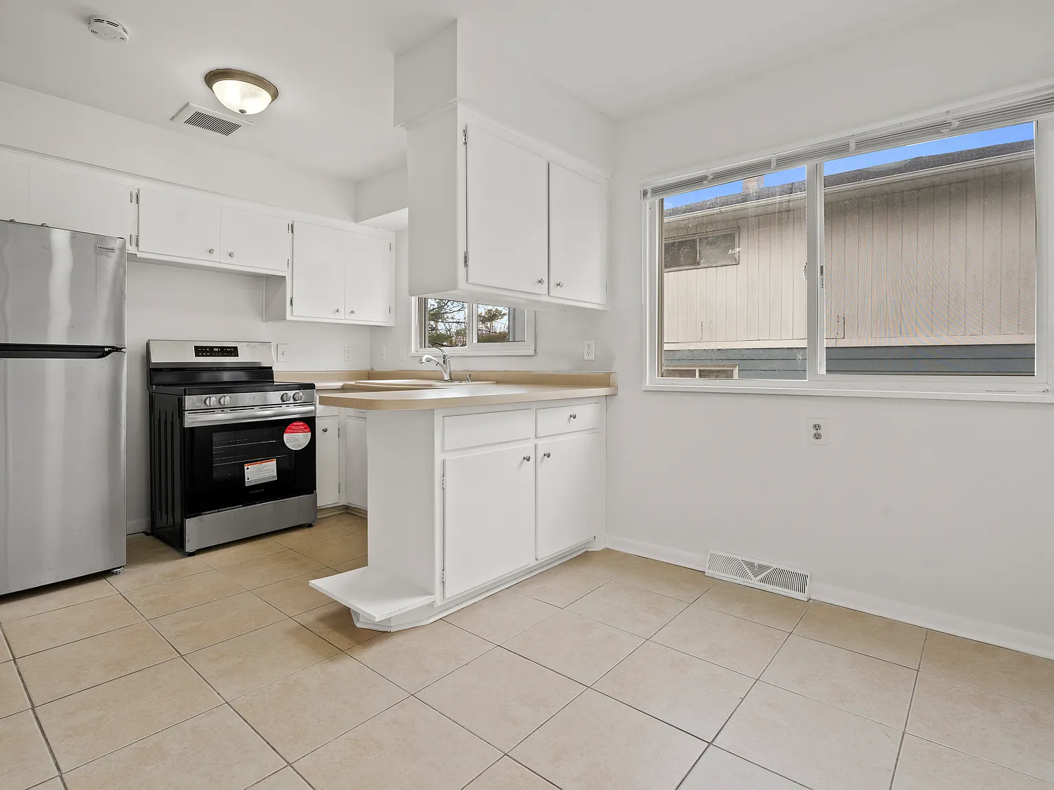3 bed, 1066 sqft, $1,595 — Photo 3