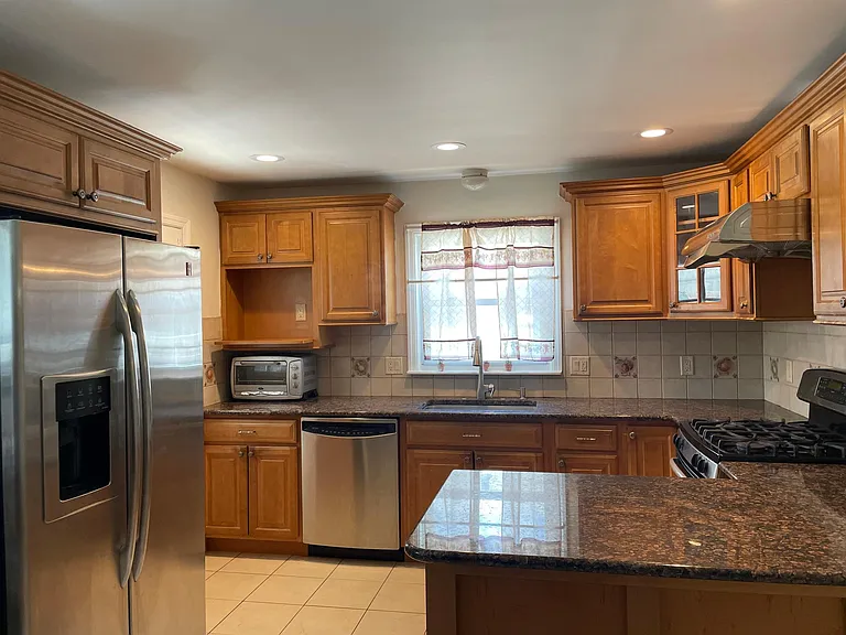442 Myrtle Ave — Photo 3