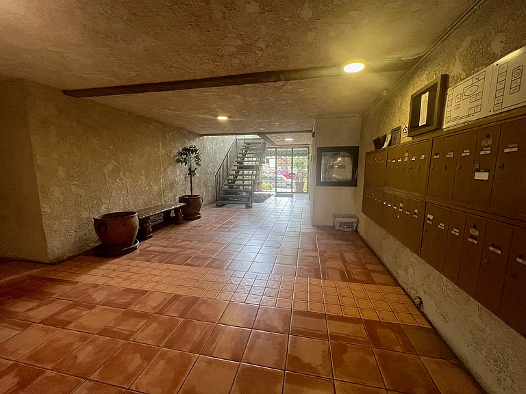 433 Pioneer Drive — Photo 4