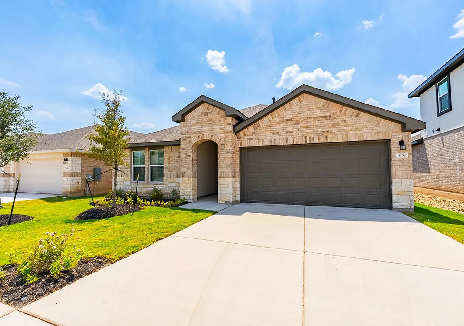Newly Built & Full of Charm in Bar W Ranch! — Photo 2