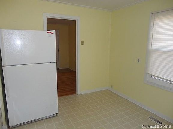 5th image of 117 N Sycamore St