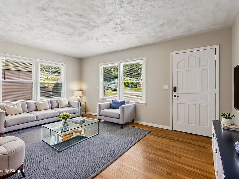 3915 Crown Point Ave — Photo 4