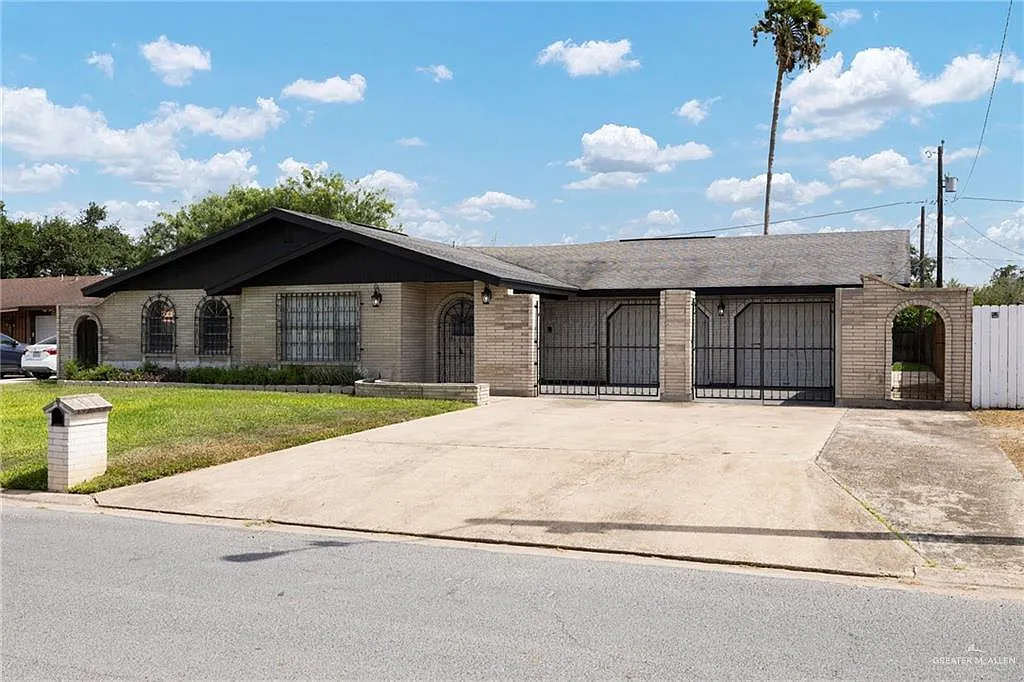 3 bed, 3.0 bath, 2364 sqft, $1,900 — Photo 2