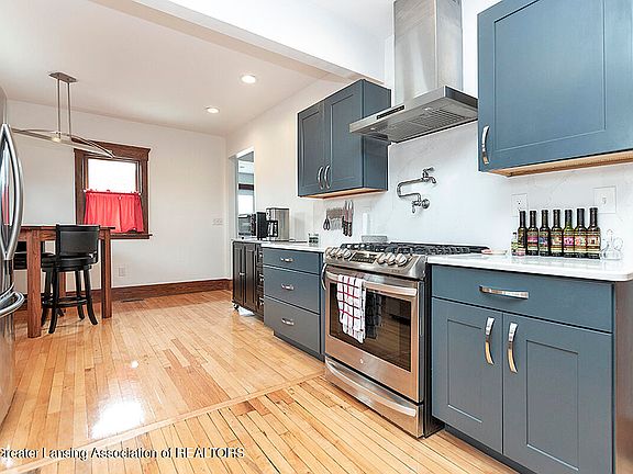 3rd image of 142 University Dr