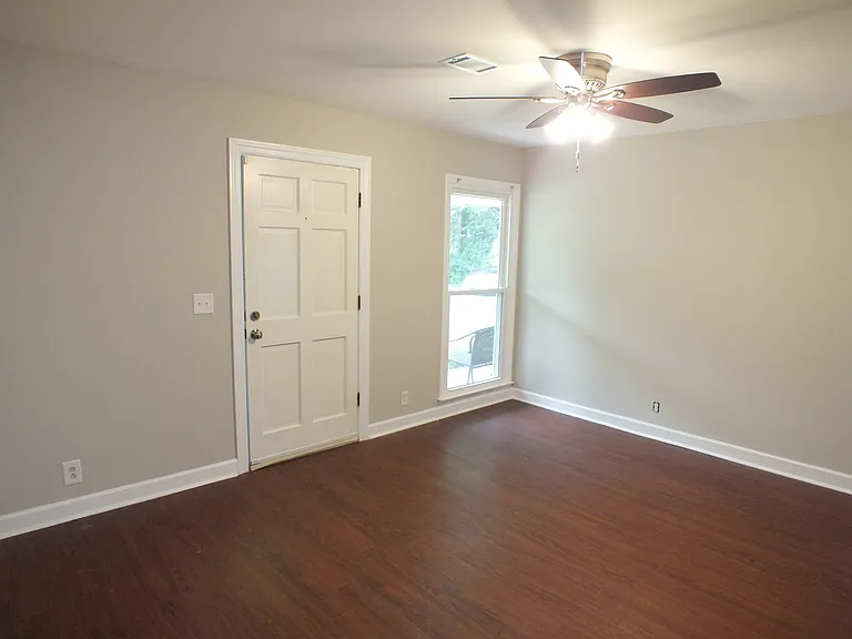 200 E Bell St — Photo 3