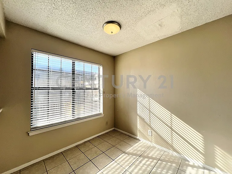 929 W Hickory St #A-15 — Photo 16