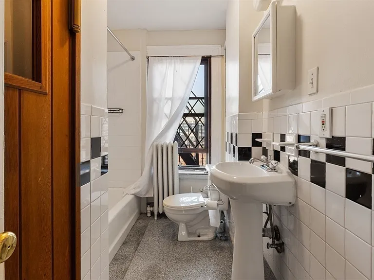 31 Myrtle St #4 — Photo 12