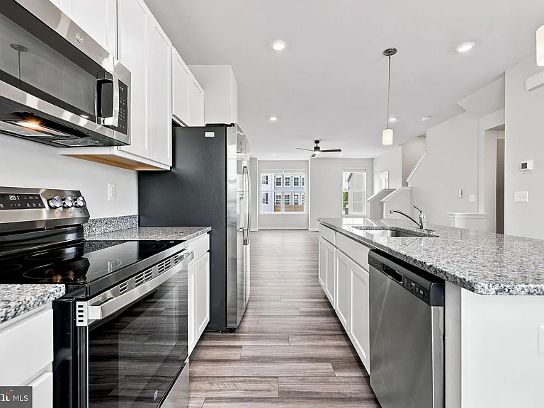 417 Seeback Dr — Photo 32