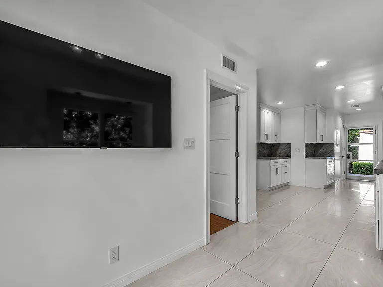 1521 Midvale Ave — Photo 27