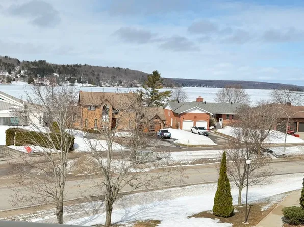 11 Beck Blvd #404, Penetanguishene, ON L9M 2G1