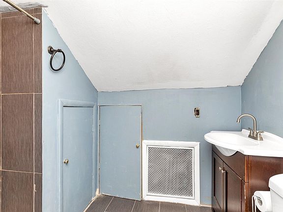 5th image of 243 Jacob St Floor 2