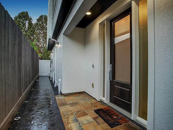 3rd image of 1209 Hyde Park Blvd
